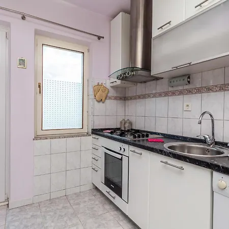 Stunning In W/ 1 Bedrooms Apartment