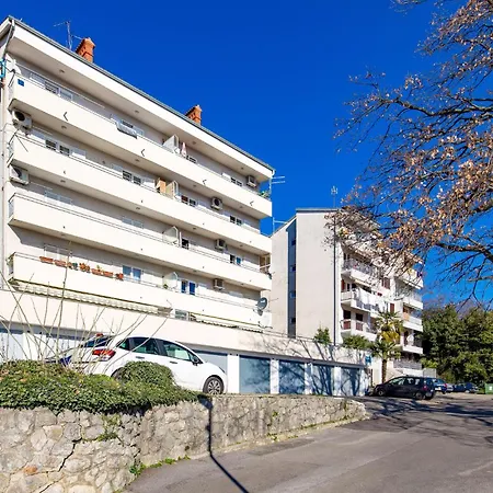Apartment Stunning In W/ 1 Bedrooms *