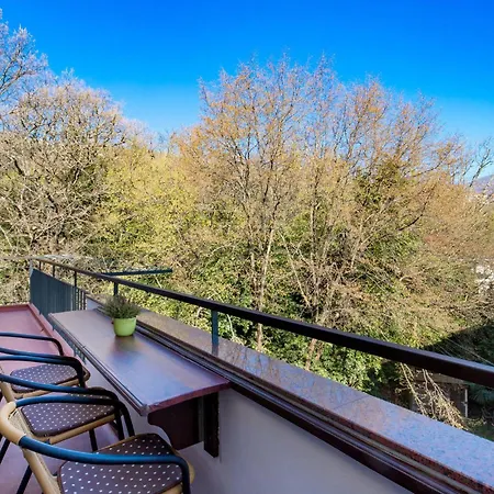 Stunning In W/ 1 Bedrooms *