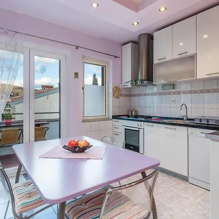Stunning In W/ 1 Bedrooms